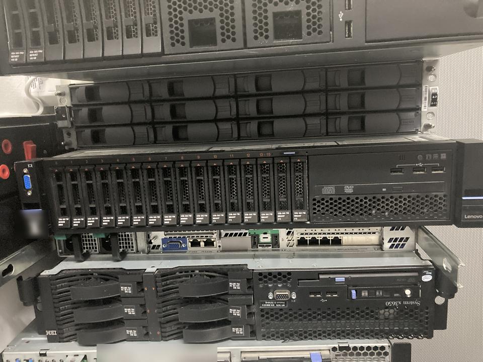 Stacked rack servers with hot-swap drive bays, part of an IITECH hardware job